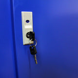 Llave colgando de un candado en un mueble expositor azul para cigarrillos y vapeadores, con un botón de apertura visible