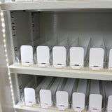 Mueble expositor blanco para cigarrillos y vapeadores, con estantes transparentes y divisores, ideal para exhibición organizada