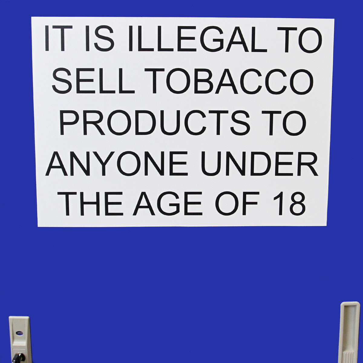Cartel en fondo azul que prohíbe la venta de productos de tabaco a menores de 18 años, con letras grandes y claras en blanco