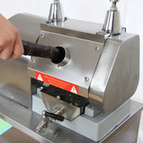 Máquina exprimidora de caña de azúcar de acero inoxidable, con mango de caña y diseño robusto, ideal para extraer jugo fresco