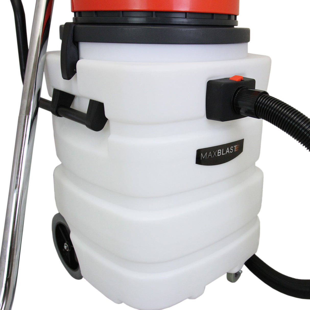 Aspirador industrial de sólidos y líquidos de 90 L, con cuerpo blanco, detalles en negro y rojo, y manguera flexible para fácil uso
