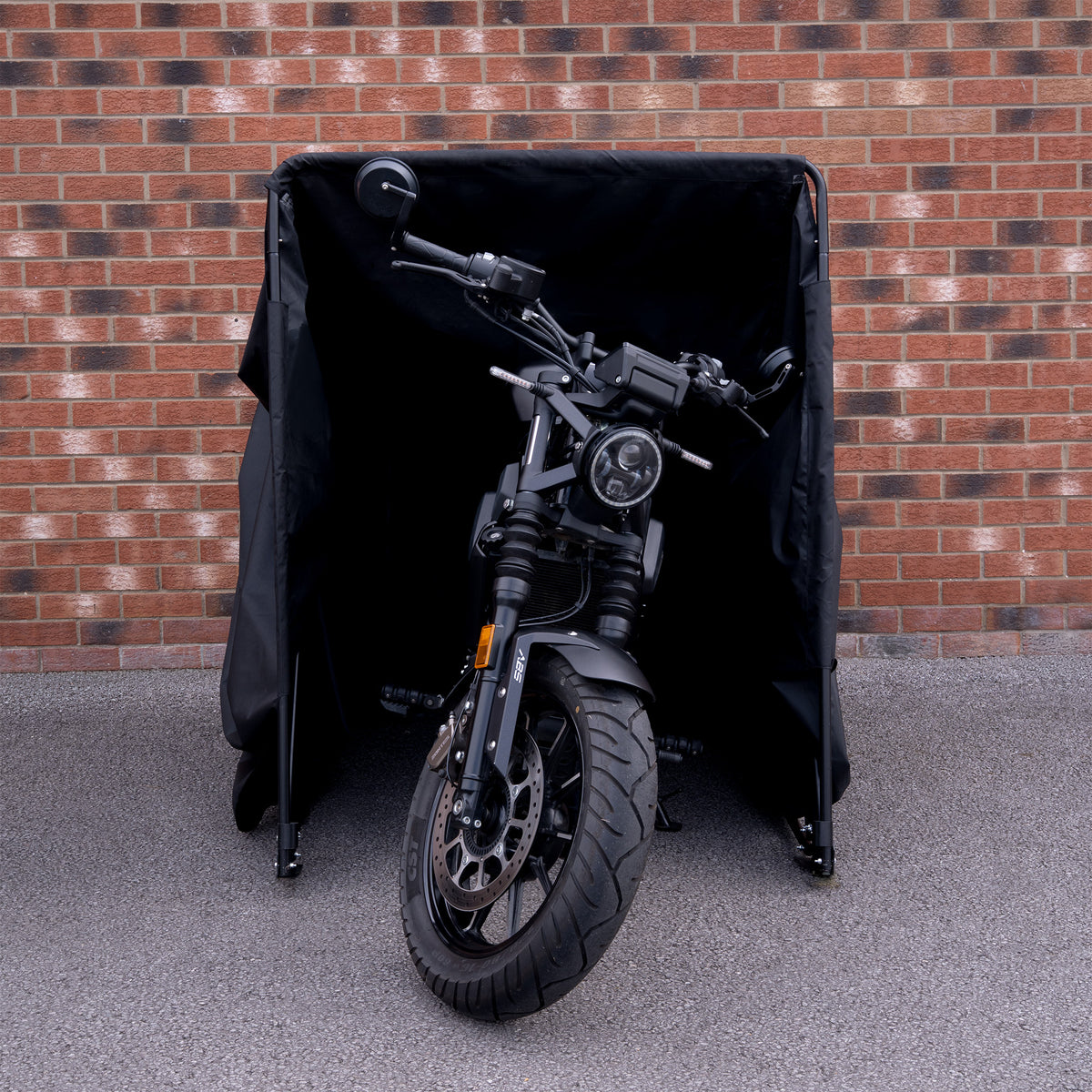 Garaje plegable negro para moto mediano, con estructura resistente y diseño compacto, ideal para proteger motocicletas de la intemperie