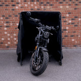 Garaje plegable negro para moto mediano, con estructura resistente y diseño compacto, ideal para proteger motocicletas de la intemperie