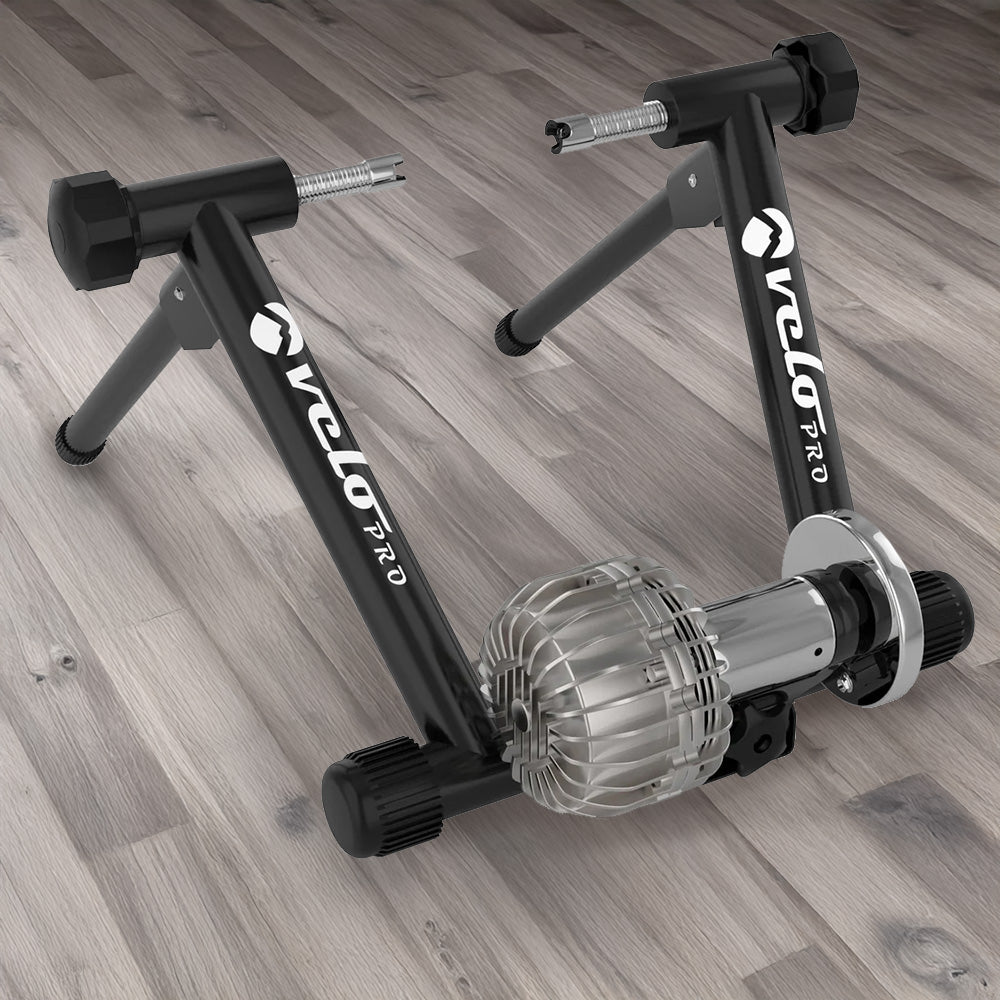 Rodillo de fluido Velo Pro en color negro, con estructura robusta y motor plateado, sobre un suelo de madera clara