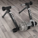 Rodillo de fluido Velo Pro en color negro, con estructura robusta y motor plateado, sobre un suelo de madera clara