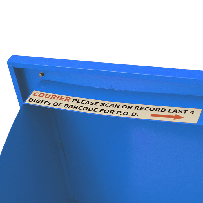 Caja azul de envío con etiqueta blanca que indica "Courier, por favor escanee o registre los últimos 4 dígitos del código de barras