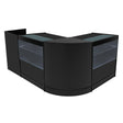 Mostrador comercial en forma de L, color negro, con luces LED, vitrinas de vidrio y acabado moderno, ideal para exhibir productos