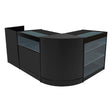 Mostrador comercial en forma de L, color negro, con iluminación LED, estantes de vidrio y acabado moderno y elegante