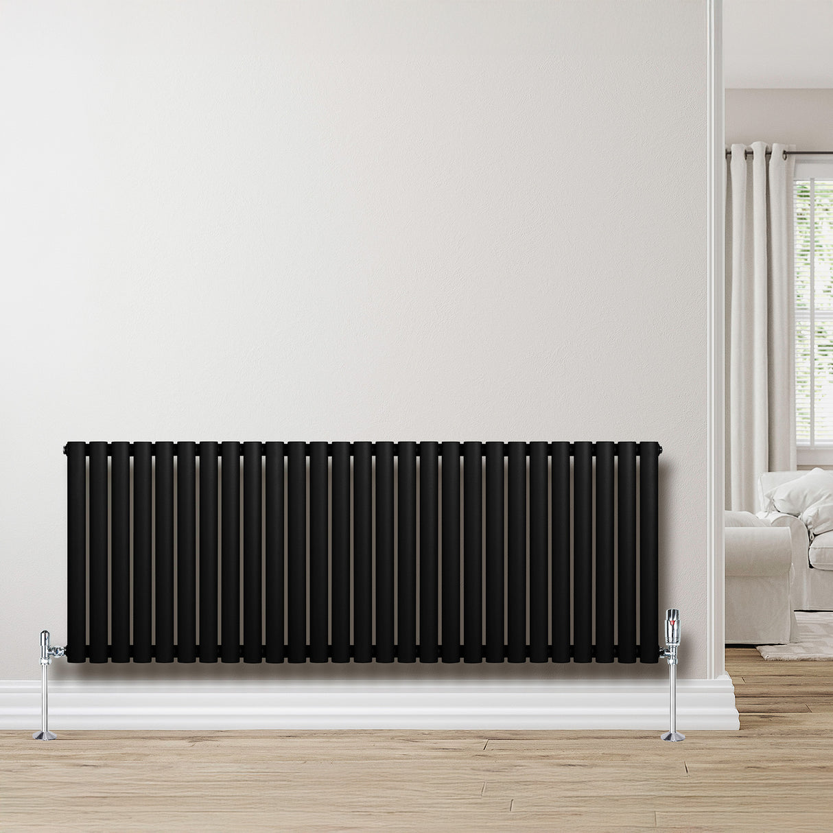 Radiador de columna ovalado negro de 600 mm x 1620 mm con válvulas, instalado en una pared clara, con suelo de madera clara