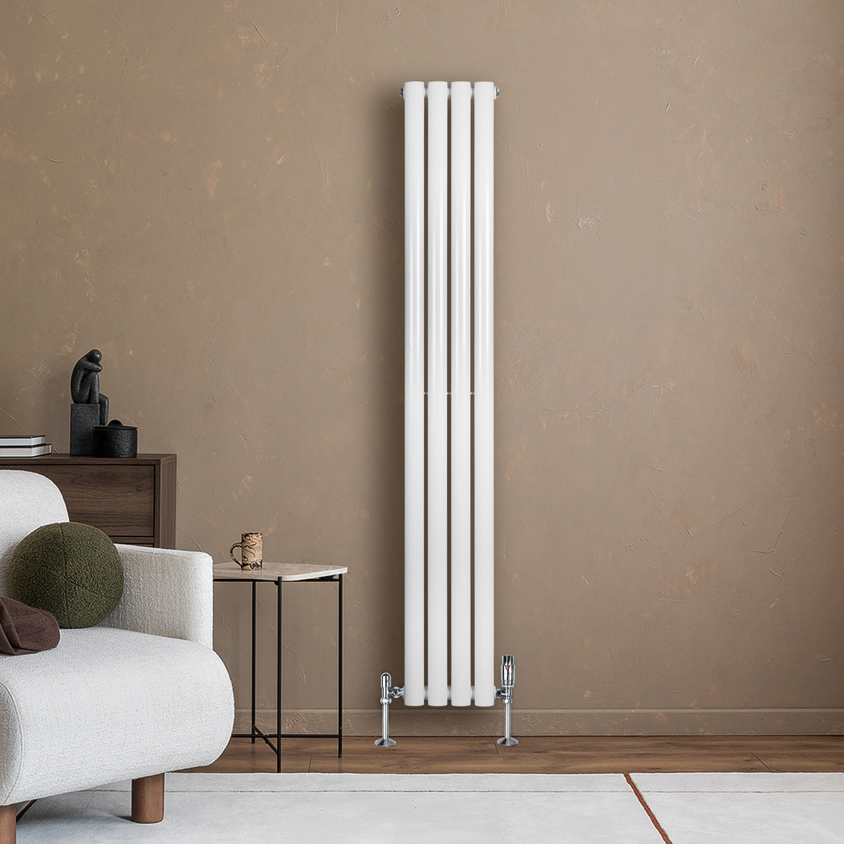 Radiador de columna ovalado blanco de 1600 mm x 240 mm, con válvulas, instalado en una pared de color beige, junto a un sofá moderno