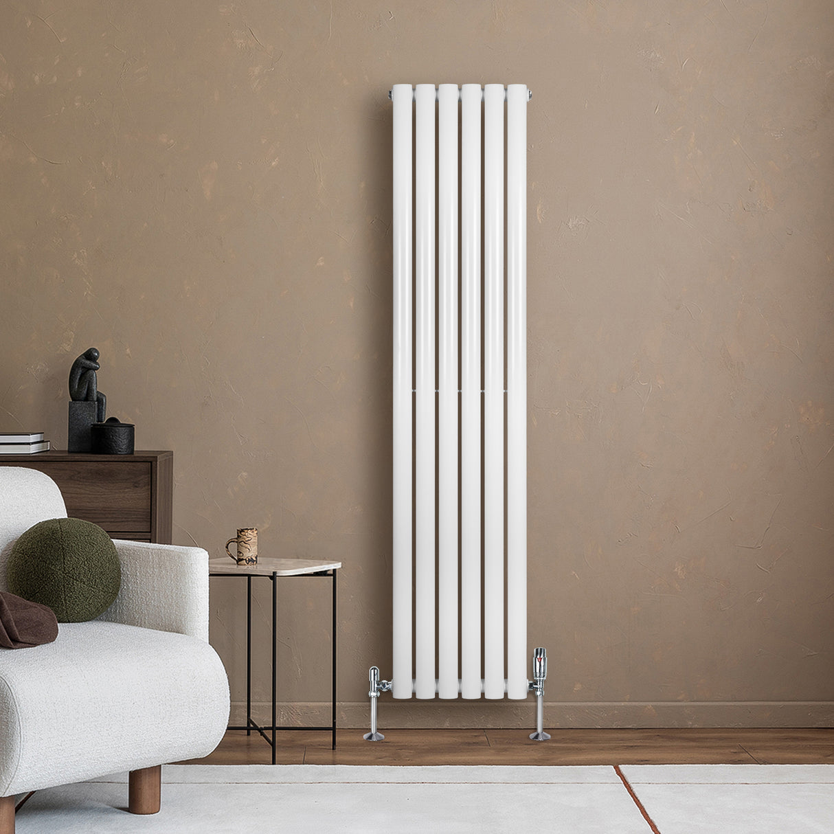 Radiador de columna ovalado blanco de 1600 mm x 360 mm, con válvulas, instalado en una pared marrón, junto a un sofá moderno