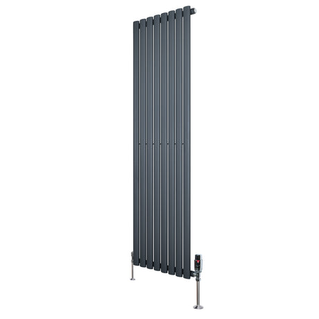 Radiador de columna ovalado en gris antracita, con diseño moderno y válvulas, mide 1600 mm de alto y 480 mm de ancho