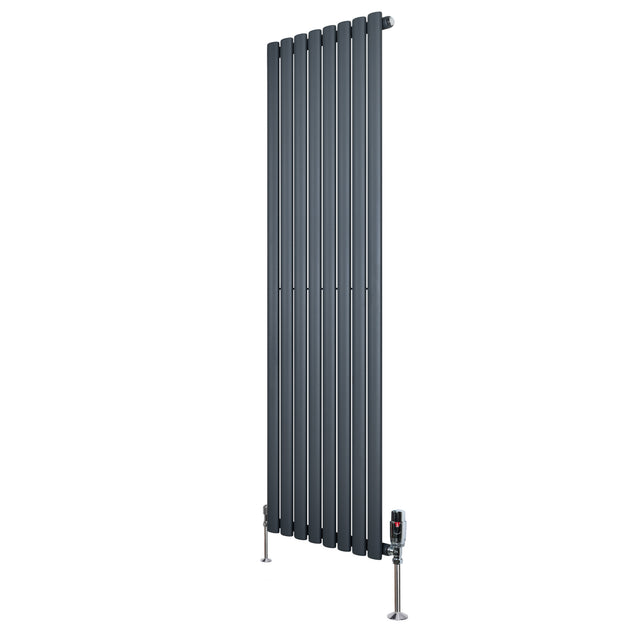Radiador de columna ovalado en gris antracita, con diseño moderno y válvulas, mide 1600 mm de alto y 480 mm de ancho