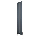 Radiador de columna ovalado en gris antracita, con diseño moderno y válvulas, mide 1800 mm de alto y 360 mm de ancho