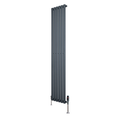 Radiador de columna ovalado en gris antracita, con diseño moderno y válvulas, mide 1800 mm de alto y 360 mm de ancho