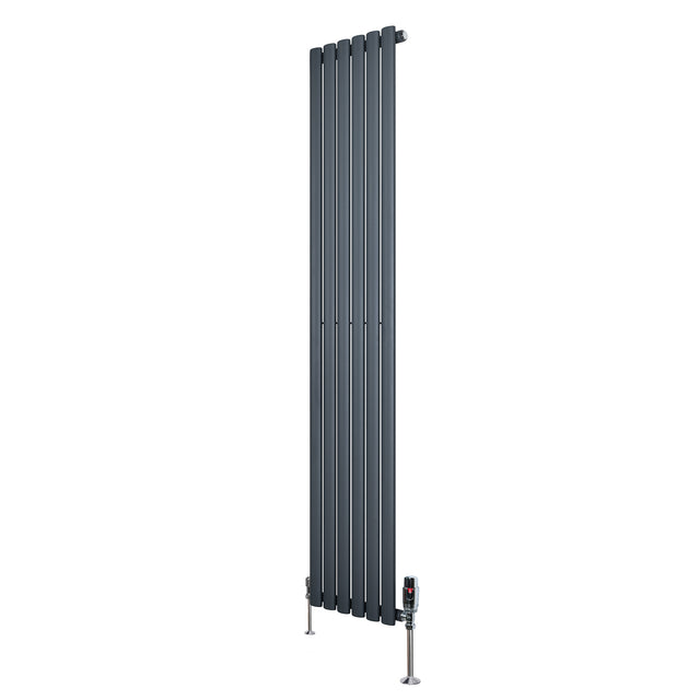 Radiador de columna ovalado en gris antracita, con diseño moderno y válvulas, mide 1800 mm de alto y 360 mm de ancho