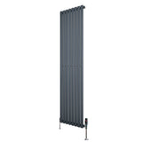Radiador de columna ovalado en gris antracita, con diseño vertical, medidas 1800 mm x 480 mm y válvulas en la base