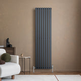 Radiador de columna ovalado gris antracita de 1800 mm x 480 mm, con un diseño moderno y elegante, instalado en pared clara