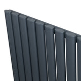 Radiador de columna ovalado en gris antracita, con diseño moderno y acabado mate, ideal para calefacción eficiente y elegante