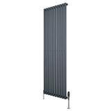 Radiador de columna ovalado en gris antracita, con diseño vertical y válvulas, mide 1800 mm de alto y 600 mm de ancho