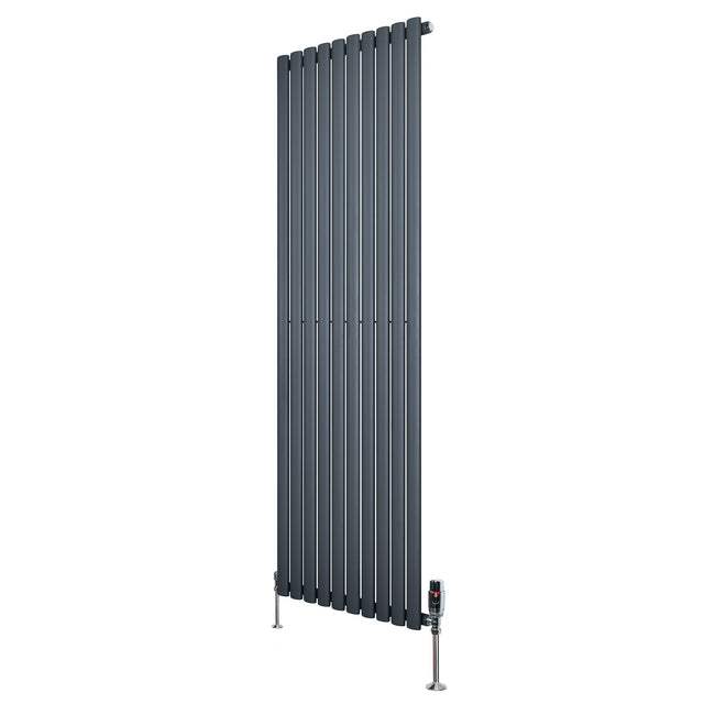 Radiador de columna ovalado en gris antracita, con diseño vertical y válvulas, mide 1800 mm de alto y 600 mm de ancho