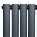 Radiador de columna ovalado en gris antracita, con acabado mate y válvulas, ideal para calefacción eficiente y elegante