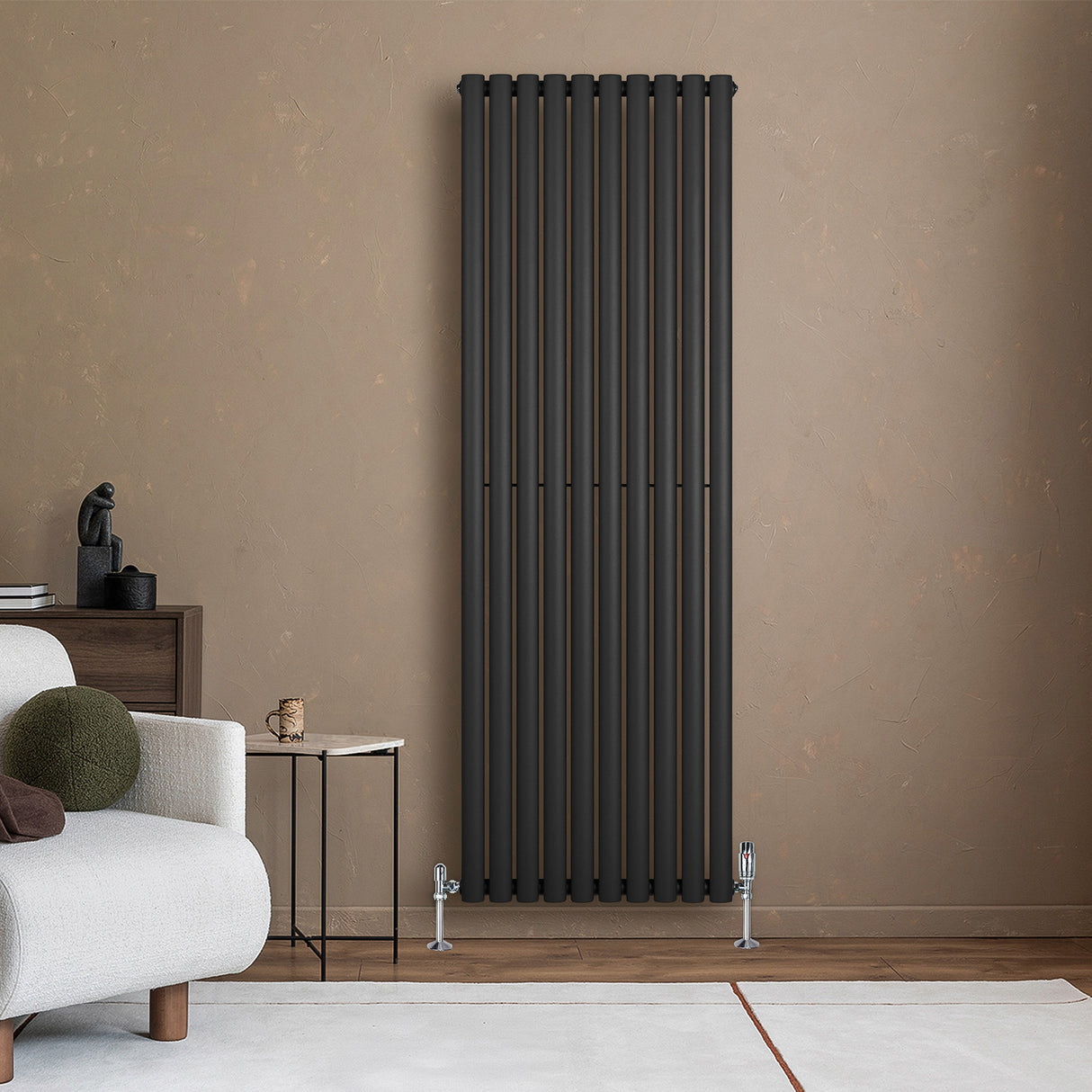 Radiador de columna ovalado negro de 1800 mm x 600 mm, con válvulas, instalado en una pared de tonos tierra, elegante y moderno