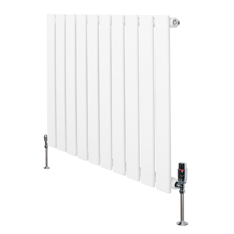 Radiador plano de columna simple en color blanco, con diseño moderno y válvulas en la parte inferior, dimensiones 600 x 700 mm