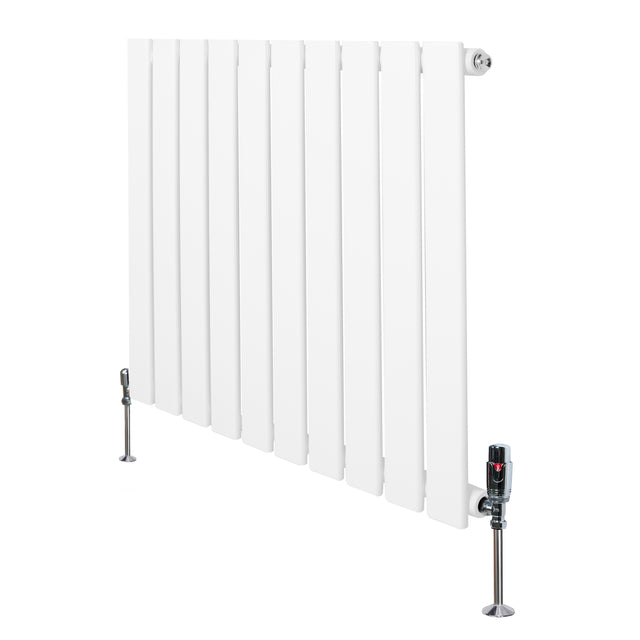 Radiador plano de columna simple en color blanco, con diseño moderno y válvulas en la parte inferior, dimensiones 600 x 700 mm