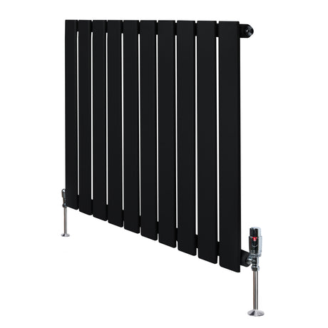 Radiador plano de columna simple negro de 600 x 700 mm con válvulas, diseño moderno y acabado liso, ideal para espacios elegantes