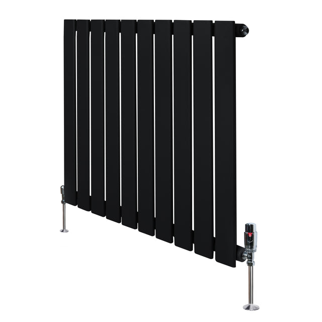 Radiador plano de columna simple negro de 600 x 700 mm con válvulas, diseño moderno y acabado liso, ideal para espacios elegantes