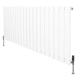 Radiador plano de columna simple en color blanco, con diseño moderno y válvulas, mide 600 x 1400 mm, ideal para calefacción eficiente