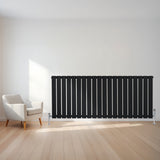Radiador plano de columna simple negro de 600 x 1400 mm, con diseño moderno y acabado liso, instalado en una pared blanca