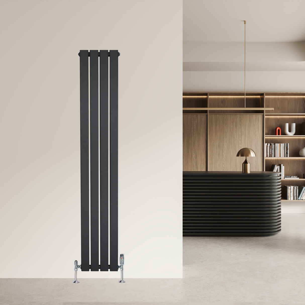 Radiador plano de columna simple en gris antracita, con válvulas, instalado en una pared moderna y minimalista, fondo elegante