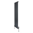 Radiador plano de columna simple en gris antracita, con diseño vertical y válvulas, ideal para espacios modernos y elegantes