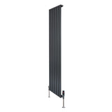 Radiador plano de columna simple en gris antracita, con diseño vertical y válvulas, ideal para espacios modernos y elegantes