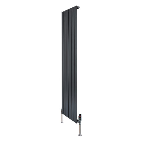 Radiador plano de columna simple en gris antracita, con diseño vertical y válvulas, ideal para espacios modernos y elegantes