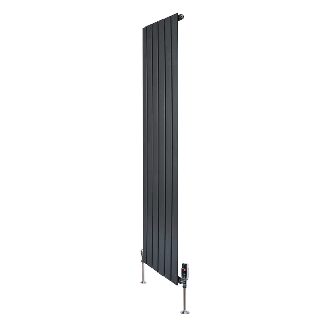 Radiador plano de columna simple en gris antracita, con diseño vertical y válvulas, ideal para espacios modernos y elegantes