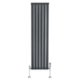 Radiador plano de columna simple en gris antracita, con válvulas, diseño vertical y acabado liso, ideal para espacios modernos