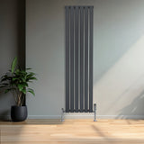 Radiador plano de columna simple en gris antracita, con válvulas, diseño vertical y acabado liso, ideal para decoración moderna