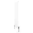 Radiador plano de columna simple en color blanco, con diseño vertical y válvulas en la parte inferior, ideal para espacios modernos