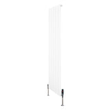 Radiador plano de columna simple en color blanco, con diseño vertical y válvulas en la parte inferior, ideal para espacios modernos