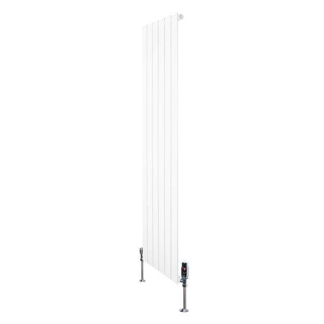 Radiador plano de columna simple en color blanco, con diseño vertical y válvulas en la parte inferior, ideal para espacios modernos