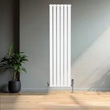 Radiador plano de columna simple blanco de 1600 x 420 mm con válvulas, elegante diseño vertical y acabado liso, ideal para espacios modernos
