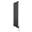 Radiador plano de columna simple en gris antracita, con diseño vertical y válvulas visibles, ideal para espacios modernos y elegantes