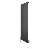 Radiador plano de columna simple en gris antracita, con diseño vertical y válvulas visibles, ideal para espacios modernos y elegantes