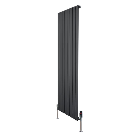 Radiador plano de columna simple en gris antracita, con diseño vertical y válvulas visibles, ideal para espacios modernos y elegantes