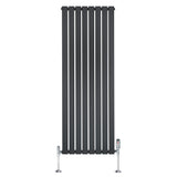 Radiador plano de columna simple en gris antracita, con diseño vertical y válvulas metálicas en la base, ideal para espacios modernos