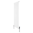 Radiador plano de columna simple en color blanco, con diseño vertical y válvulas en la parte inferior, ideal para espacios modernos