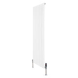 Radiador plano de columna simple en color blanco, con diseño vertical y válvulas en la parte inferior, ideal para espacios modernos